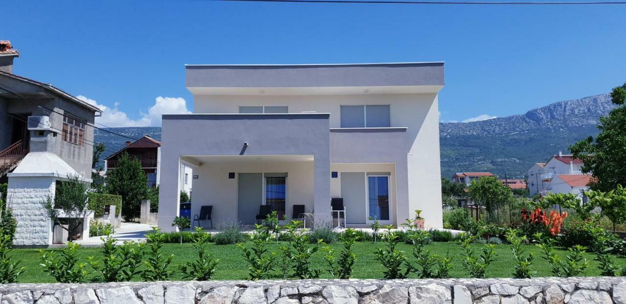 Navi * Kastela